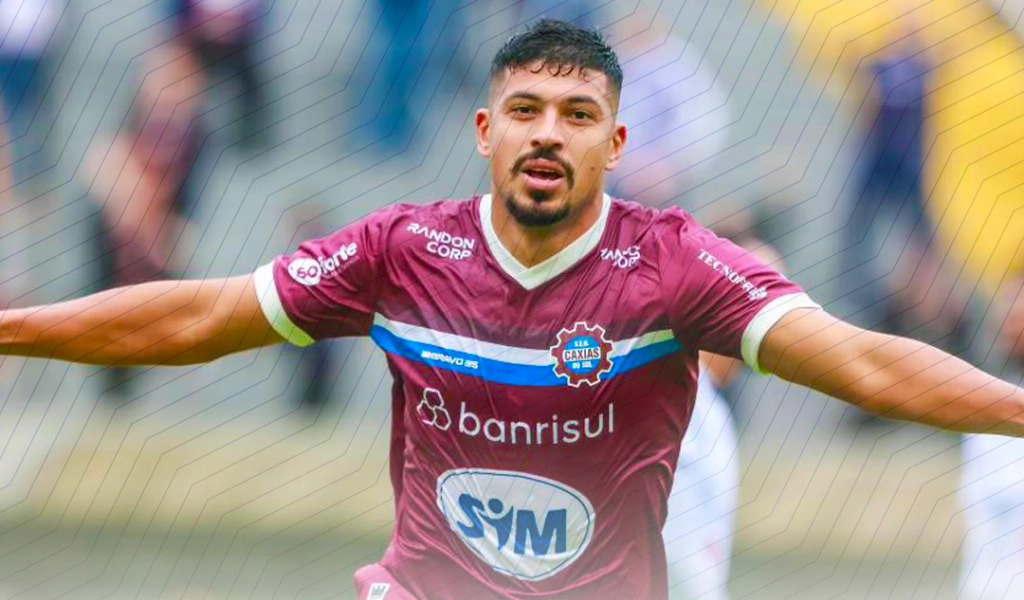 Jogador de futebol com a camisa do SER Caxias, correndo com braos abertos.